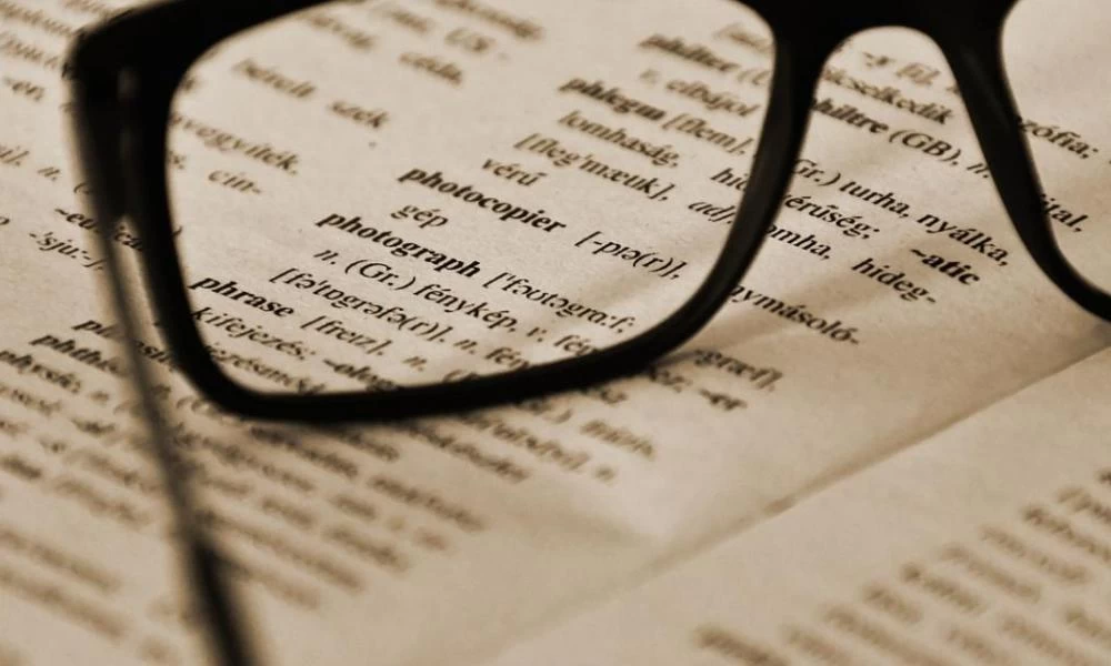 9 λέξεις και φράσεις που σε κάνουν «αδύναμο», σύμφωνα με γραμματικούς